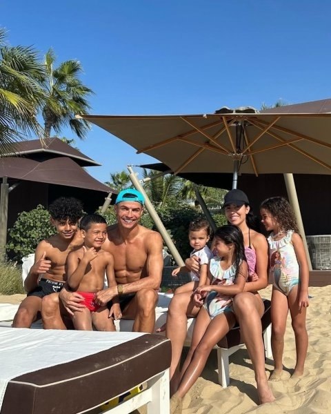 Криштиану Роналду сделал предложение Джорджине Родригес после почти девяти лет отношений. Ну ... - 3