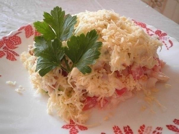 Салат с куриным филе, сухариками и овощами. Ингредиенты: - 350 гр вареной куриной грудки - 2-3 ...