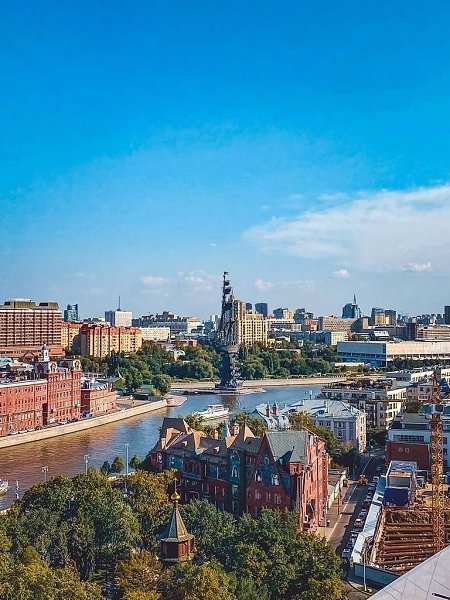Вид на Москву со смотровой площадки Храма Христа Спасителя.