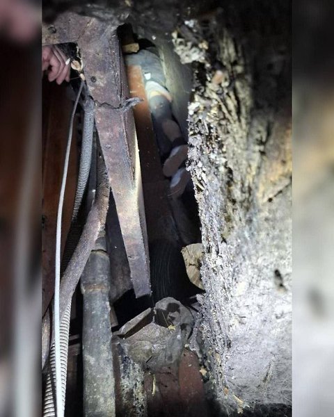 На Славянском бульваре мужчина упал в шахту и чудом выжил. По предварительным данным, он полез за ...