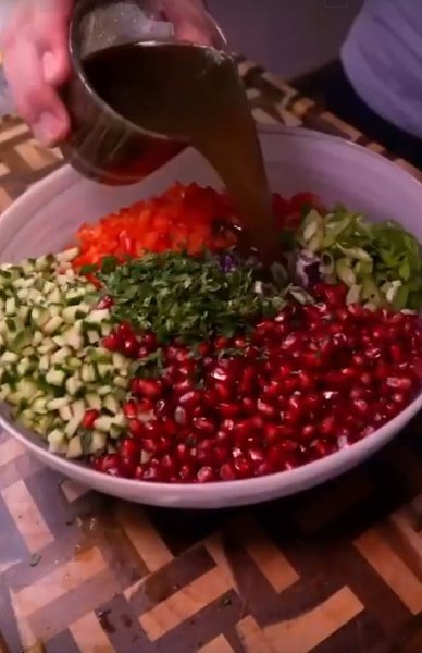 Салат из красной капусты. Состав: • красная капуста – 1/2 шт. • болгарский перец – 1 шт. • огурец – ... - 2