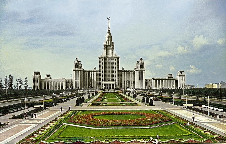 Здание главного корпуса МГУ на Ленинских горах. Возведение в 1949—1953 гг. главного здания МГУ на ...