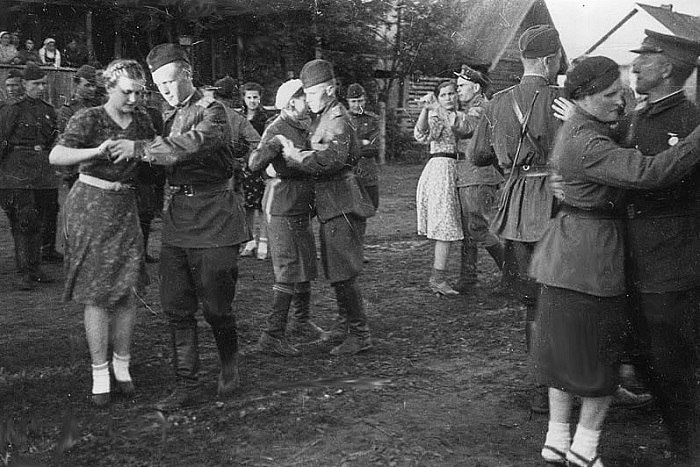 Из истории моей семьи. Мой дед был политруком, а бабушка старшей сестрой в госпитале. Она заведовала ...