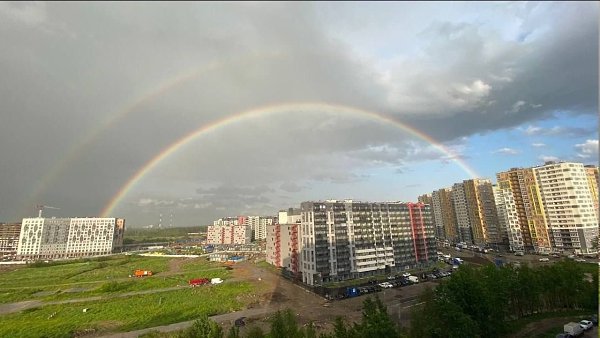 Двойная вечерняя радуга появилась в небе над Петербургом.