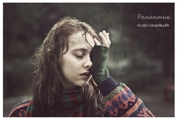 На улице стояла и плакала женщина. Мимо шёл маленький мальчик. Мальчику стало жаль женщину, он ...