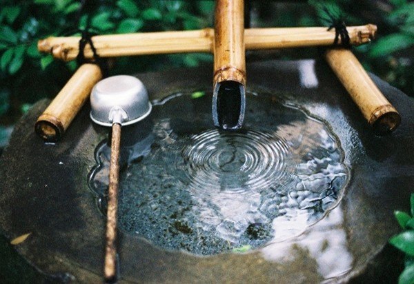 Однажды несколько человек нарочно громко осуждали мудрого человека, когда тот проходил по их ...