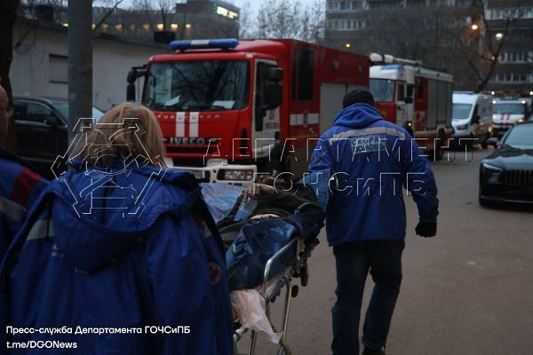 На Славянском бульваре мужчина упал в шахту и чудом выжил. По предварительным данным, он полез за ... - 2