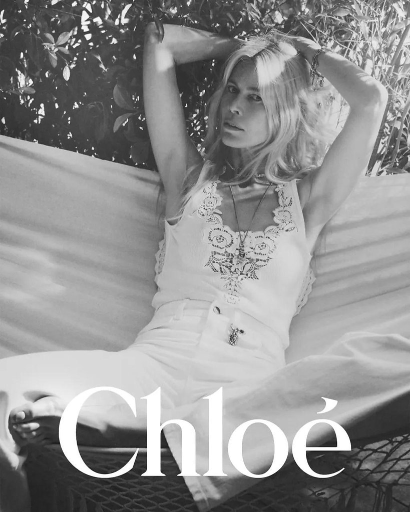         Chlo.     la Plage, ...