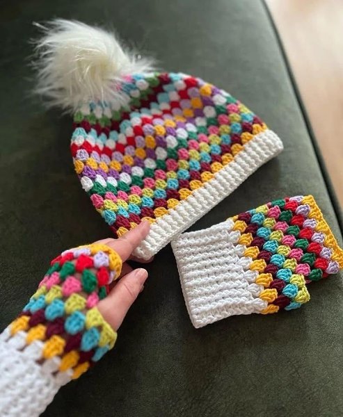 Мягкий уют ручной работы.Связанные вручную шапки и митенки возвращают ту самую атмосферу тепла и ... - 5