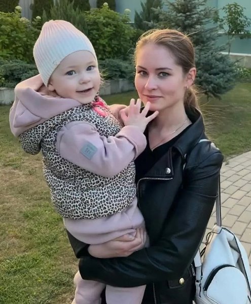 Олимпийская чемпионка Юлия Липницкая вновь стала мамой, но долго держала это в секрете. ... - 2