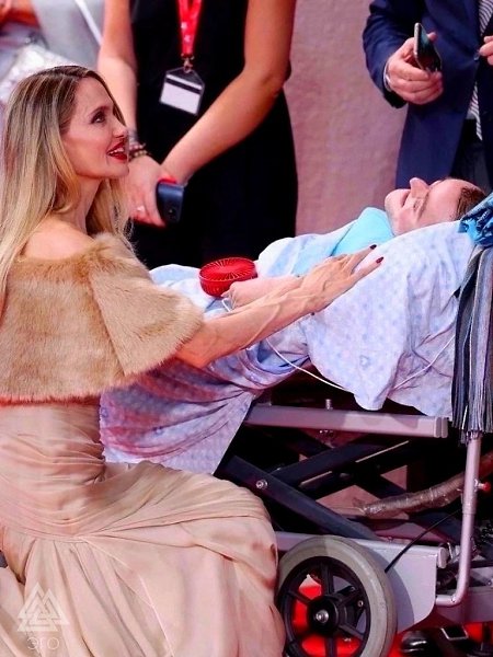 Анджелина Джоли встала на колени перед своим тяжело больным фанатом.. Актриса была на фестивале в ... - 2