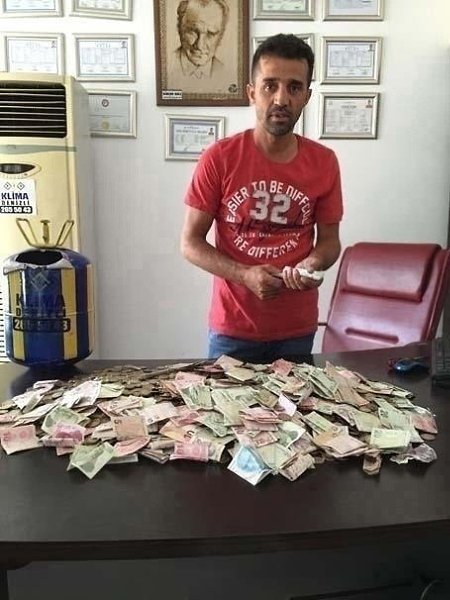 Этот мужчина не курил уже шесть лет и ежедневно откладывал деньги, равные стоимости пачки сигарет. ...
