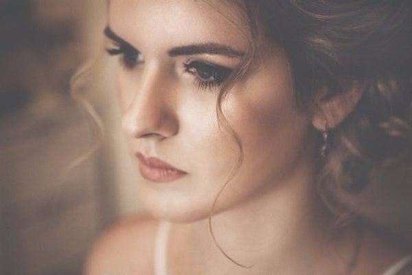 Я не спорю, гордыня – тяжелый грех. Но обычную гордость внутри храня, Я учусь обходится теперь без ...