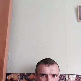 Aleksandr, 42, 