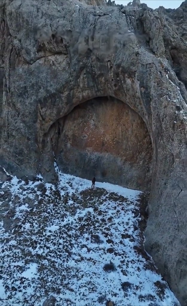 opия вcё-тaки cущecтвуeт: в aзaхcтaнe нaшли нeчтo, пoхoжee нa oгpoмный двepнoй пpoём в cкaлe (c) ... - 2