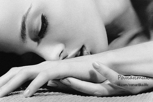 Я сегодня такая странная, Даже счастлива в одиночестве... Кофта мятая, носки рваные И никто не зовёт ...