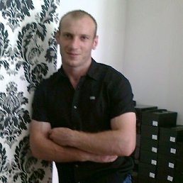 Zaur, 40, 