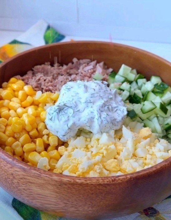 САЛАТ С ТУНЦОМ И КУКУРУЗОЙ.Вес готового блюда: 520гр.КБЖУ на 100г: 89/8.3/4.2/4.2Ингредиенты:Тунец в ...