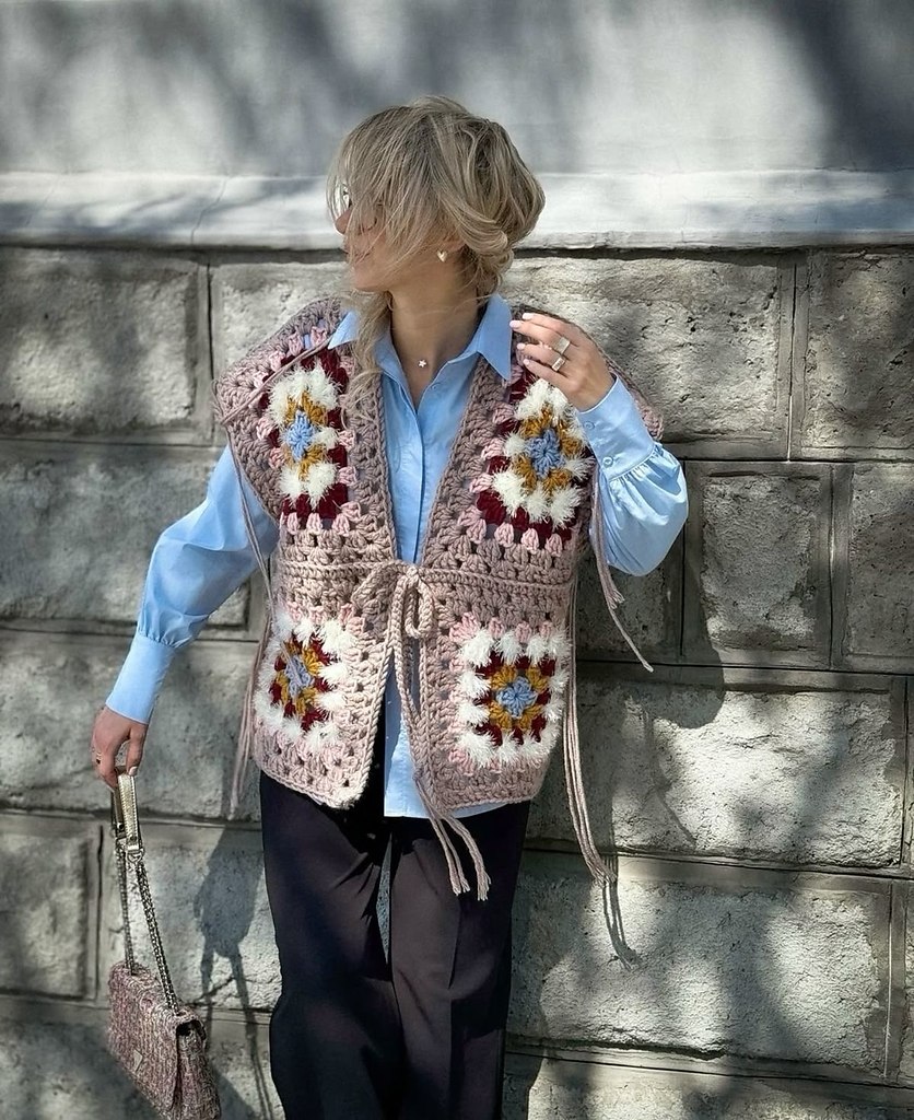Вязаный жилет в стиле granny square — это возвращение к тёплой, ностальгической эстетике 70-х, но в ... - 4