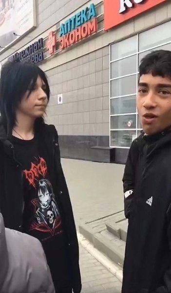 Мигрант плюнул в лицо русского ребенка, на видео. В одной из школ Барнаула произошел конфликт между ...