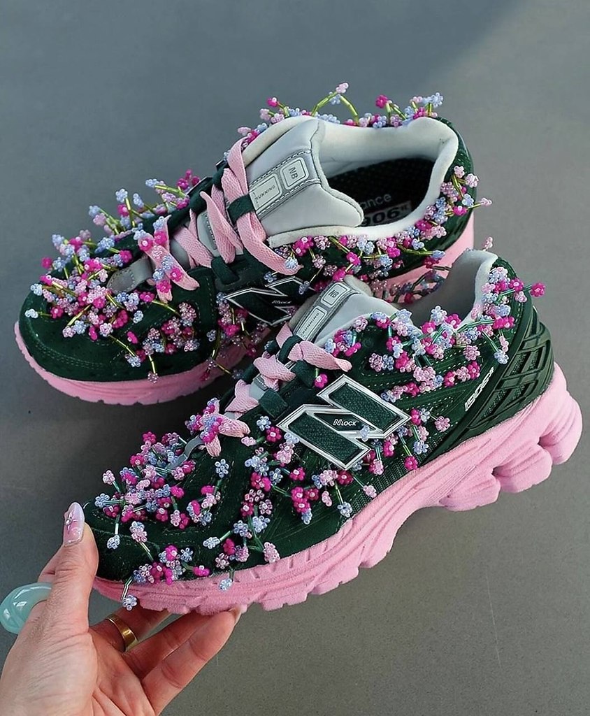 Необычные идеи для украшения кроссовок — это способ превратить привычную обувь в яркий и ... - 3