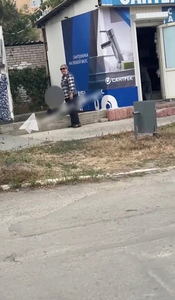 В Волгодонске пожилая женщина выгуливала на поводке юного квадробера.Пожилая женщина вела за собой ...