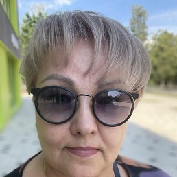 Elena, 59, 