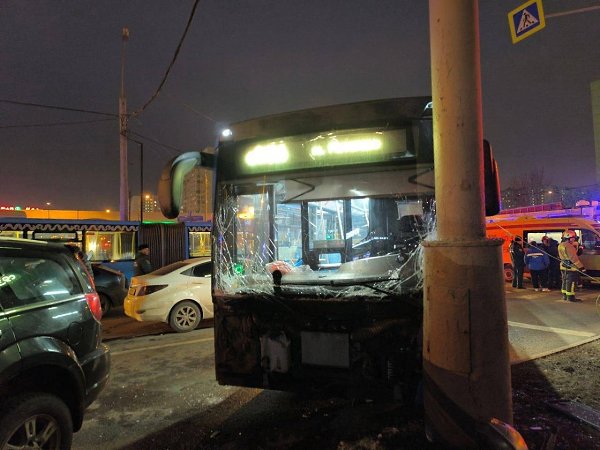 В Москве на Южнобутовской улице произошла авария: автобус столкнулся с легковыми автомобилями, ... - 2