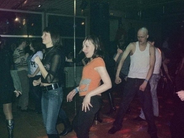 Вот так проводило время молодежь в 90х годах.Никаких интернетов, а только живое общение - 5