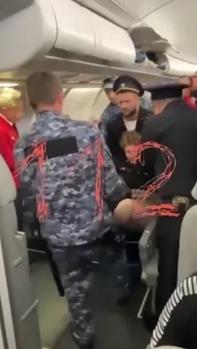 На борту самолёта, следовавшего из Сочи в Санкт-Петербург, произошёл инцидент.Женщина в одежде с ... - 2