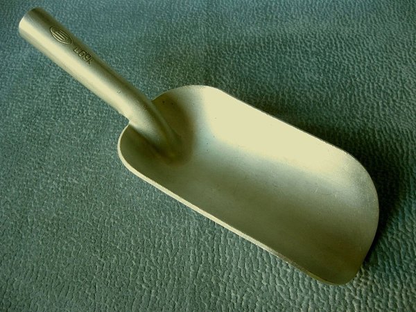 Алюминиевый совок для сыпучих продуктов. СССР, 70-е годы ХХ века. Такие совки использовались во всех ...