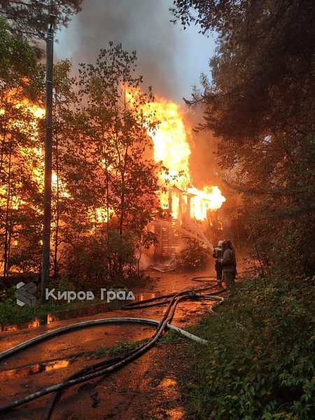 Серьёзный пожар в заречной части Кирова.Сегодня вечером там, как сообщают очевидцы, горели ...