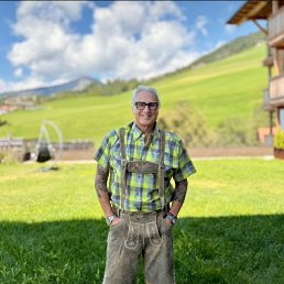 Oscar, 60, 