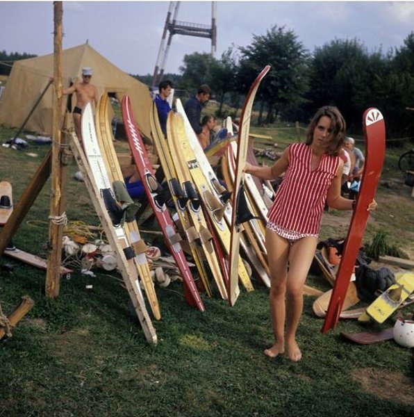 Одна из учениц подмосковной школы, обучающей катанию на водных лыжах, 1967 год.
