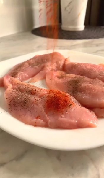 Куриная грудка с овощами в духовке. Ингредиенты: куриная грудка – 500 г соль, перец и паприка – по ...