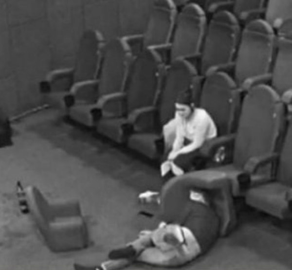 Влюблённые, которые живут в Санкт-Петербурге, решили устроить себе незабываемый вечер. Они выбрали ...