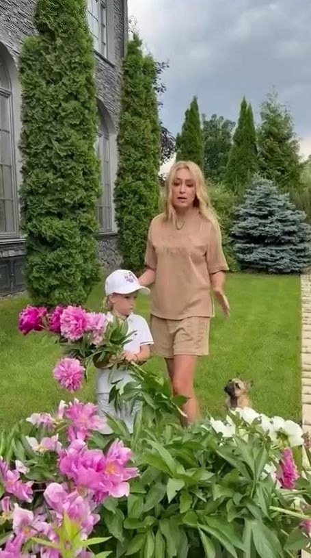 Яна Рудковская снова стала жертвой трендов. На этот раз огородных
