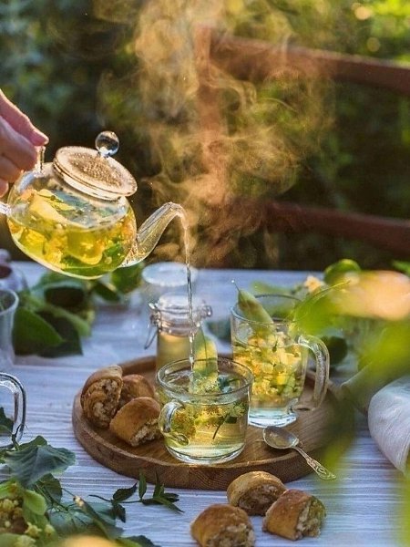 ЧАЙ.Хочу увидеть лучик изнури:Скажите, из чего он состоит?Быть может, из любви и радостных вестей –О ...
