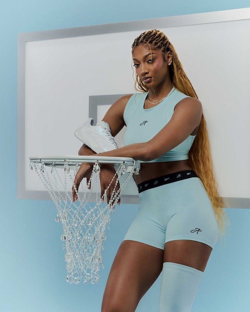  ,  ,   Elle.#girls@we_love_basketball