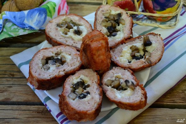 Мясной рулет с грибами и сыром.Не знаете, как приготовить мясной рулет с грибами и сыром, чтобы он ...