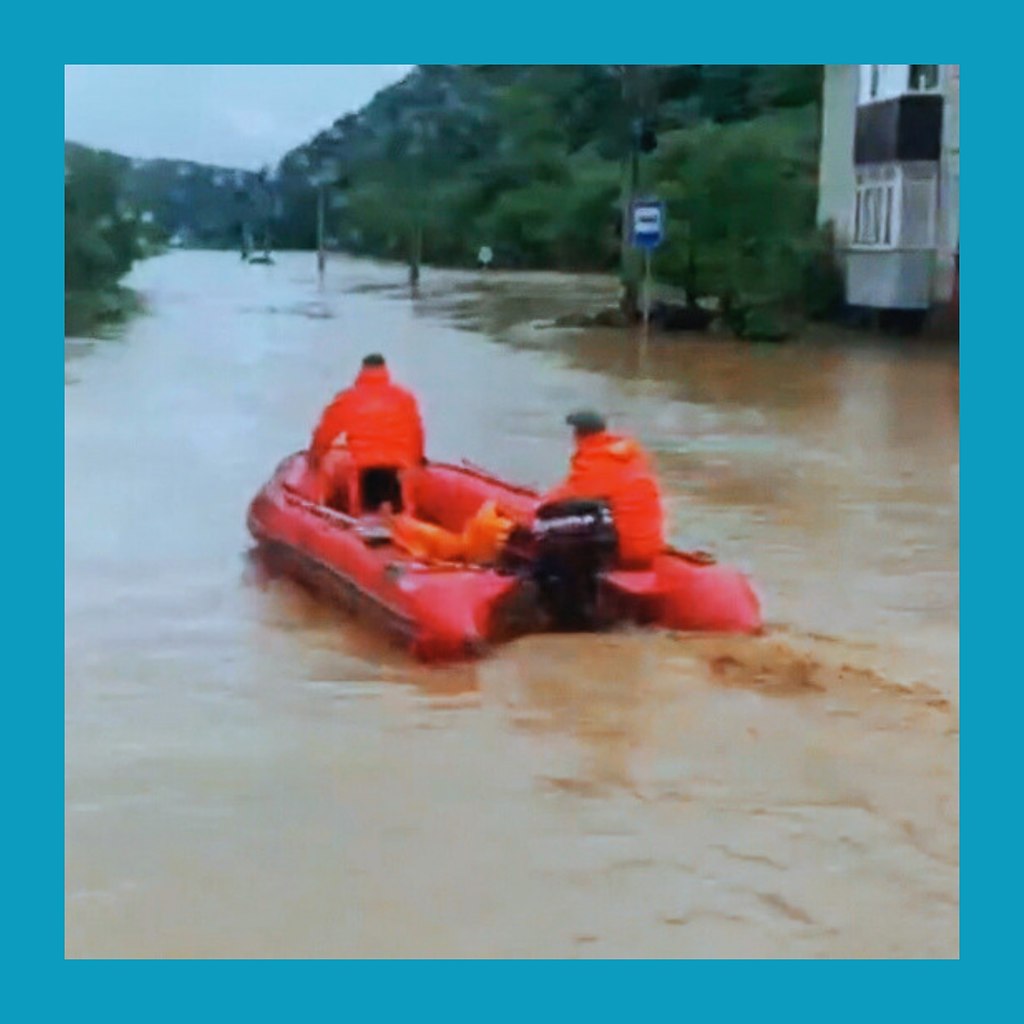 Сахалин уходит под воду: река потекла по улицам, автобус перевернулся прямо в потопе.После ливней ... - 3