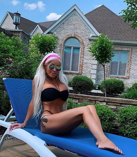 Модель Playboy после развода с богатым мужем вынуждена таксовать. 50-летняя Нанетт Хаммонд Лоскьяво ...