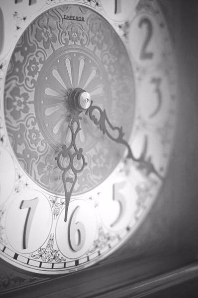 Секунды без любимого человека — часы. Часы с любимым человеком — секунды