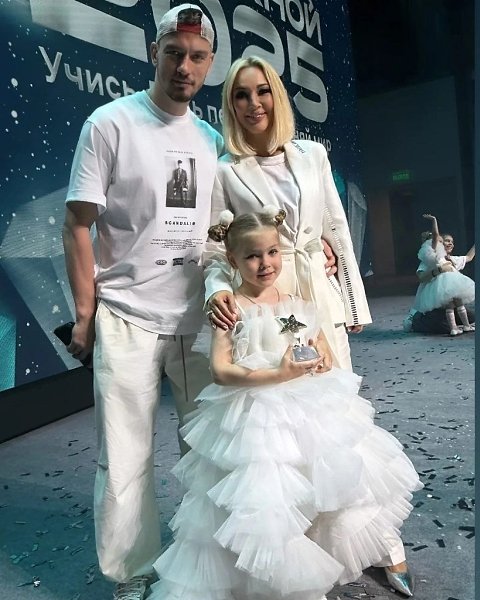 У Леры Кудрявцевой, Дмитрия Маликова, Мота и Лауры Джугелия выпускной. Дети звезд - дочь Кудрявцевой ...