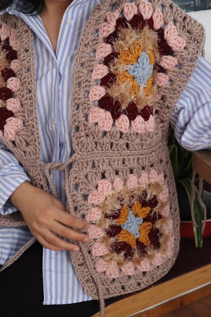 Вязаный жилет в стиле granny square — это возвращение к тёплой, ностальгической эстетике 70-х, но в ... - 5