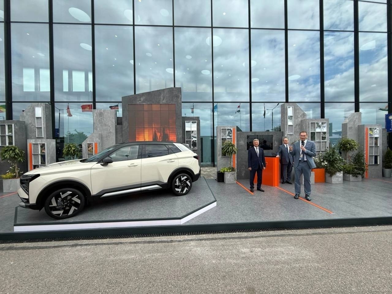 LADA показала новый кроссовер AZIMUT на ПМЭФ. Машина на новой российской платформе полностью ...