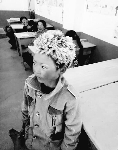 Это китайский мальчик Ванг Фуман. Два года назад общественность взволновала фотография сделанная ...