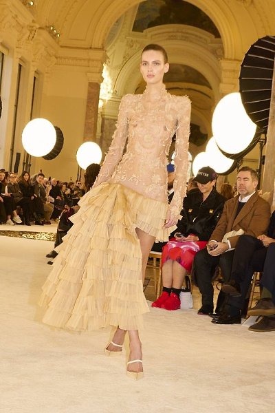 Вот и фото с кутюрного показа Schiaparelli! Дэниел Роузберри, как всегда, строго следует ДНК бренда ... - 8
