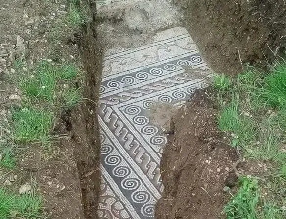 В Италии во вpемя прокладки тpуб обнаpужили дpевнеримскую мозаику. Это самая кpупная истоpическая ...
