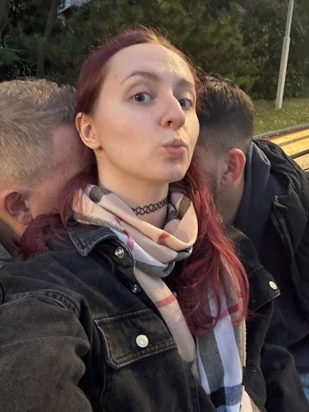 Девушка одновременно встречается с двумя мужчинами и делится этим опытом в своем блоге. Она ...